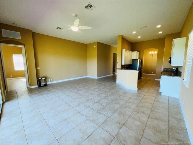 Building Photo - 331 NW Somerset Cir