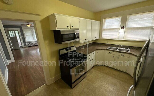 Building Photo - 954 Sheridan St