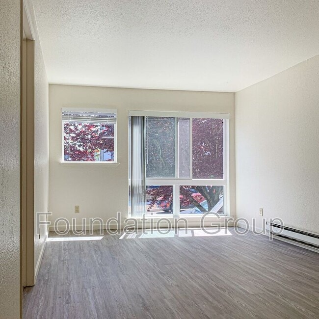 Building Photo - 922 N 104th St
