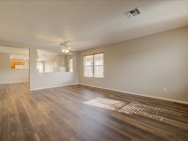 Building Photo - 4 Bedroom 2 Bathroom