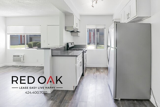 Building Photo - Spacious, Bright, and Sunny Completely Rem...