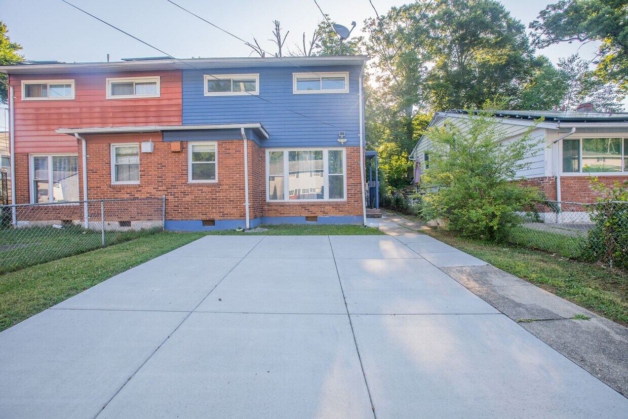 Amazing 4 BR/2 BA Semi-Detached Home in Ca... - Amazing 4 BR/2 BA Semi-Detached Home in Ca...