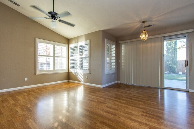 Building Photo - Beautiful 3 Bedroom 2 Bath