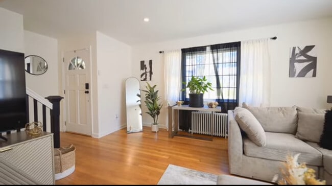 Foto del edificio - 611 Frost Rd