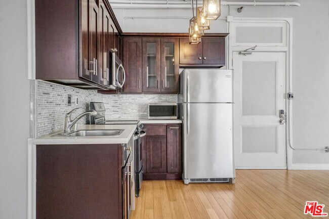 Foto del edificio - 215 W 7th St