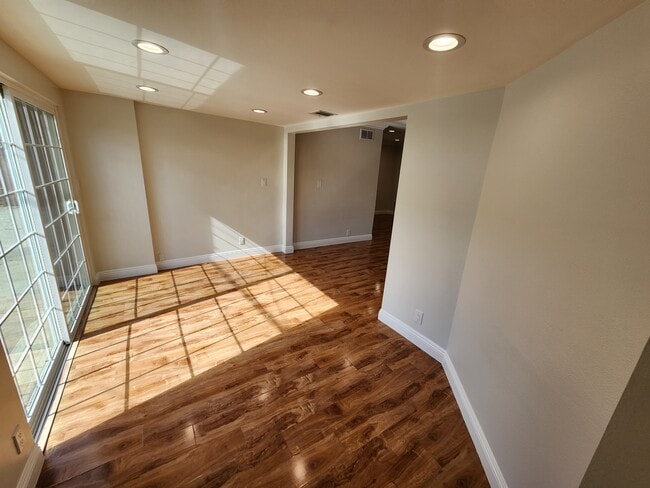 Foto del edificio - 13132 Hartland St