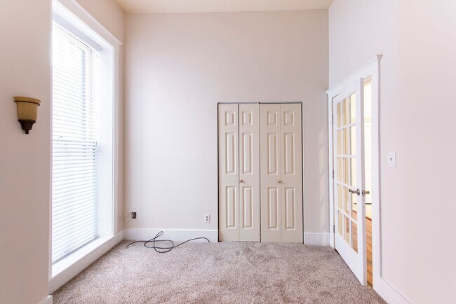 Building Photo - 2 bedroom 1 bath Condo for rent.