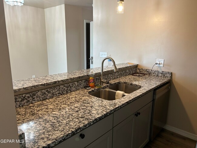 Foto del edificio - 5717 Manila Dr