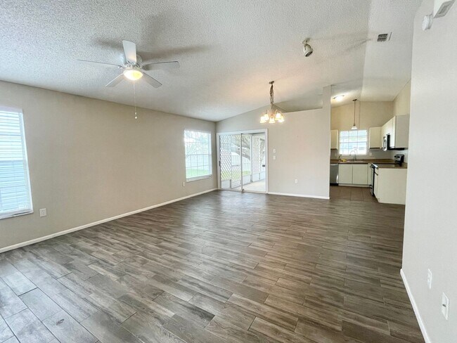 Foto del edificio - Two bedroom and two bathroom house with ac...