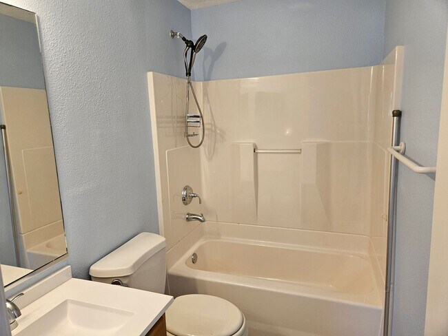 Foto del edificio - Annual Unfurnished 2nd Floor Condo For Ren...
