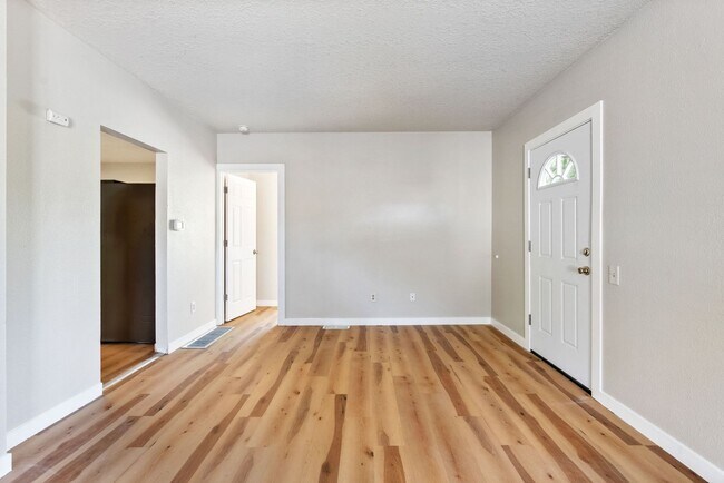 Building Photo - 3 BR Home near Springwater Trail and Powel...