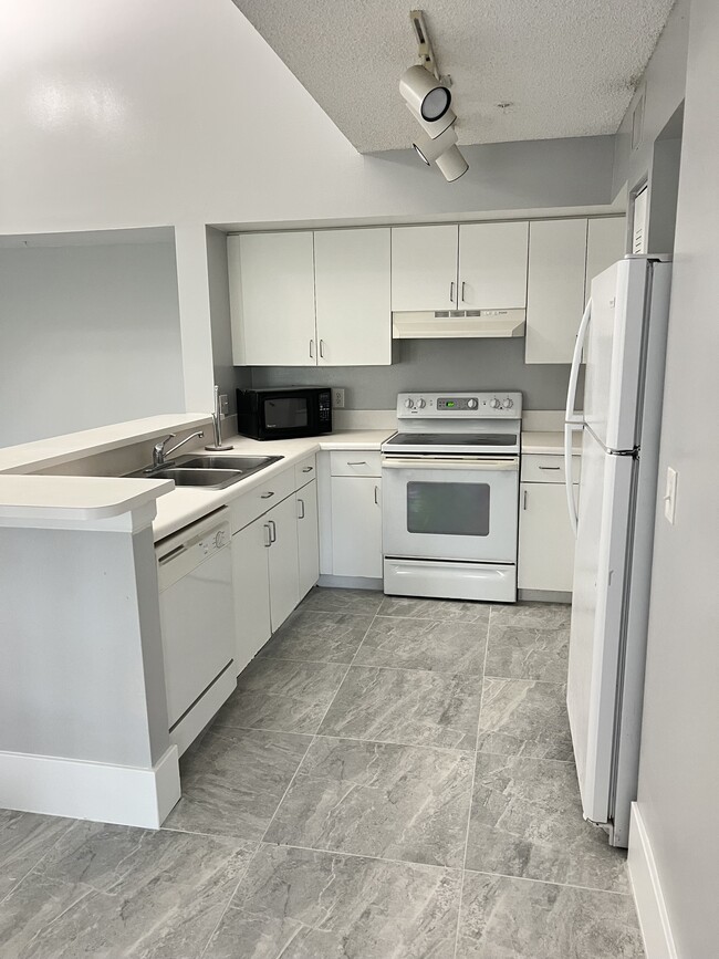 Building Photo - 1220 Wildwood Lakes Blvd