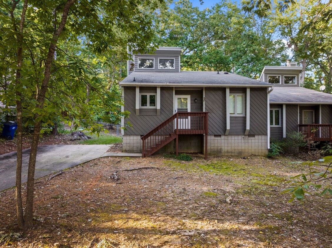 Primary Photo - Newly Updated 2 Bedroom, 2 Bath Duplex nea...