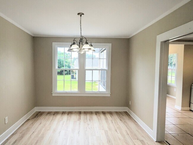 Building Photo - MOVE IN SPECIAL: Waived $350 Cleaning Fee!...