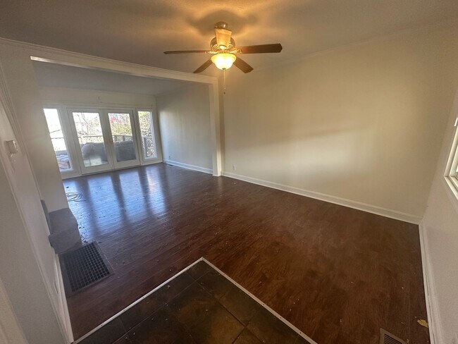 Building Photo - Beautiful 3 Bedroom Home with Large Back Yard and Deck!