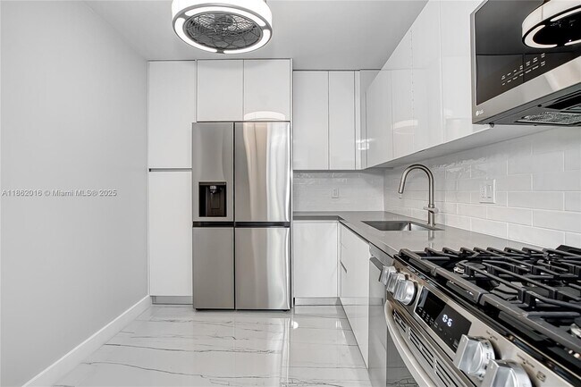 Building Photo - 3140 S Ocean Dr