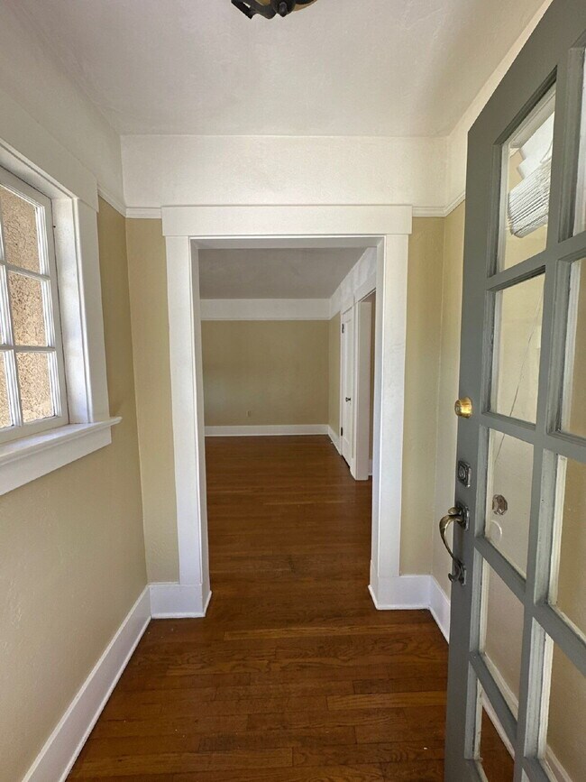 Foto del edificio - Charming 1928 Vintage Cottage Near Cal Poly – Available Now