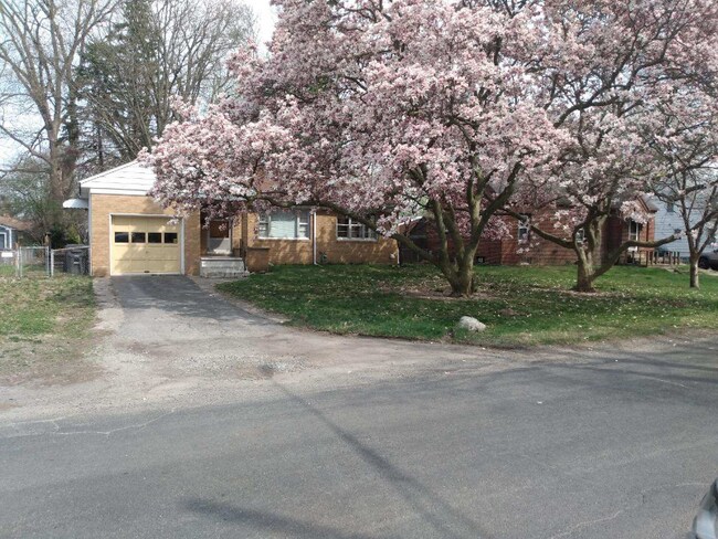 Building Photo - 725 Wyman St