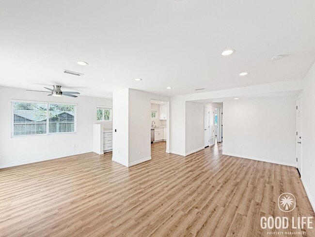 Foto del edificio - Charming 3B/2BA Home with Attached Garage, Large Yard and Modern Comforts in Quiet Baseball Field...
