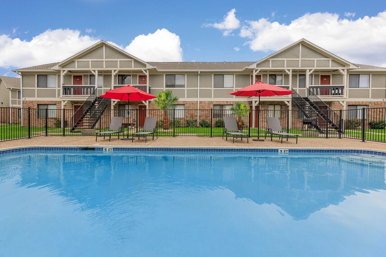 Castlewood Apartments Apartments in Clute, TX