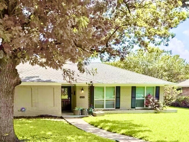 Foto del edificio - 4 Bedroom Single Family Home in Dallas