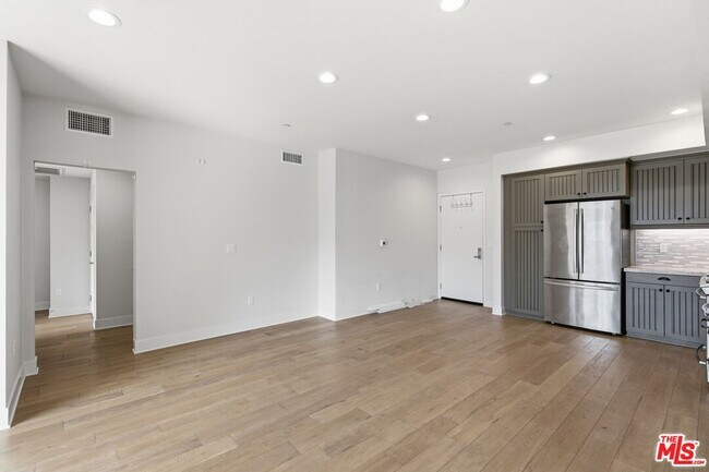 Foto del edificio - 627 Deep Valley Dr