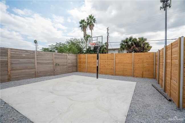 Foto del edificio - 802 Redwood Ave