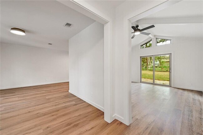 Foto del edificio - 608 Franklin Dr