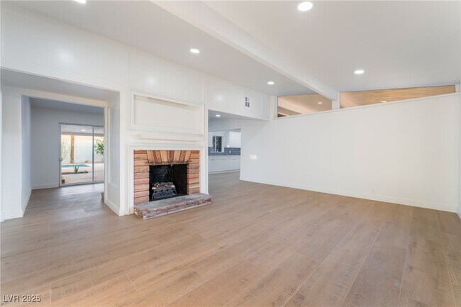 Foto del edificio - 548 E Oakey Blvd