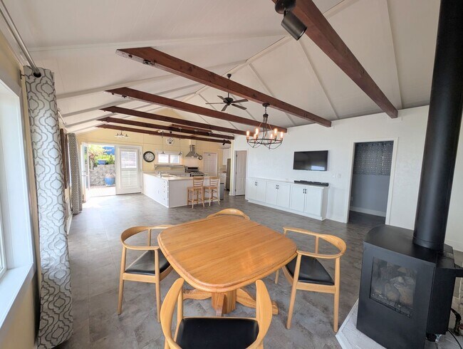 Foto del edificio - A Storybook Dream in Kingston, Available Now! Lowbank Waterfront, Beach Access, Panoramic Views &...