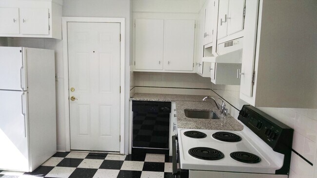 Kitchen - 390 Park Rd