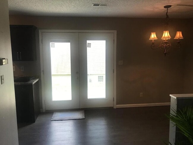 Building Photo - 2104 Silverbrook Dr