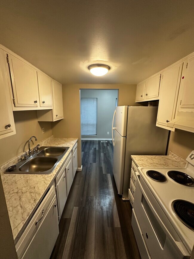 Foto del edificio - 6846 Emerald Ave