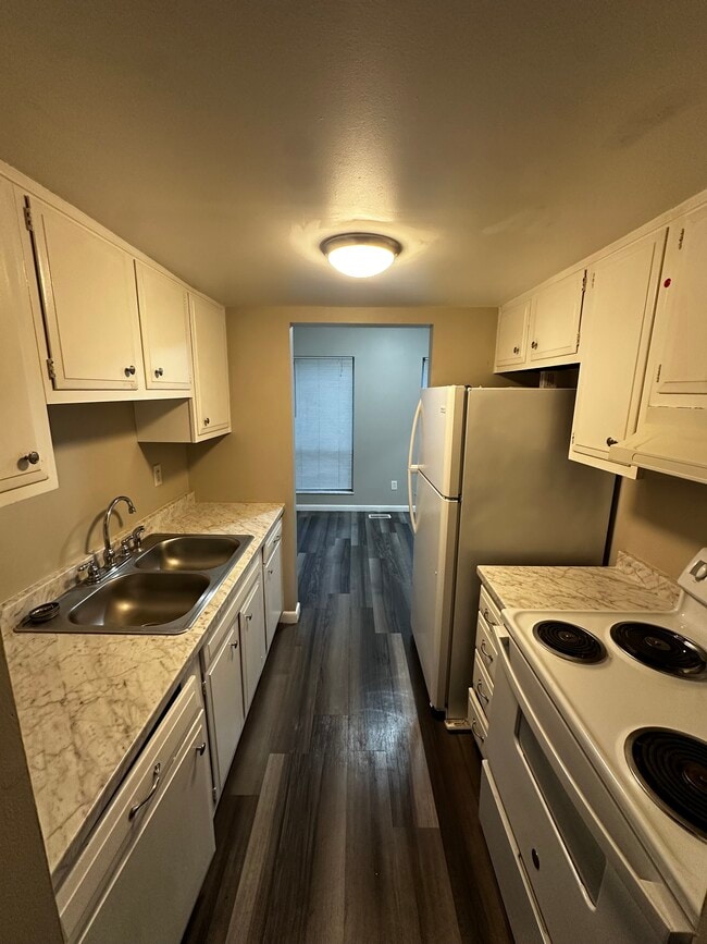 Building Photo - 6846 Emerald Ave