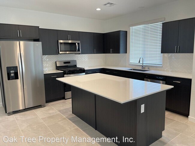 Foto del edificio - 4 br, 2.5 bath House - 6324 W. Swift Avenue
