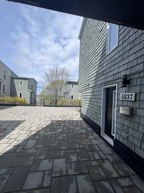 Building Photo - 5837 Gainsborough Pl
