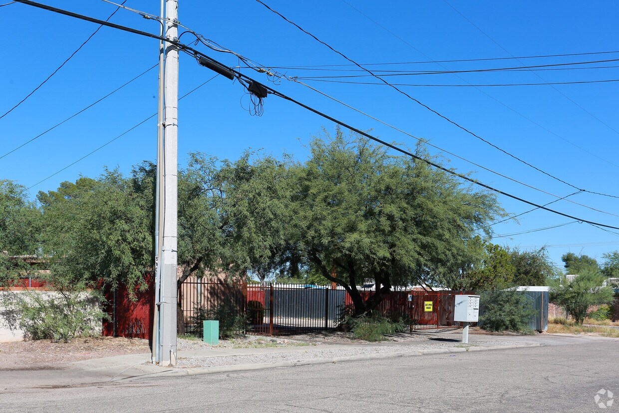 Building Photo - 1443 N Sycamore Blvd