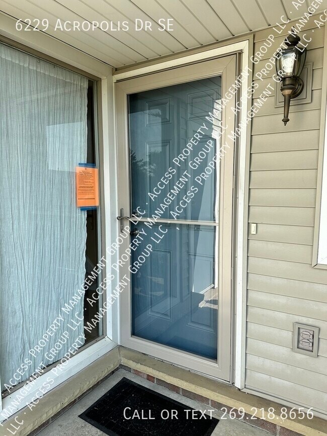 Building Photo - Forest Hills Condo Assn 3 Bedroom 3 Bathro...
