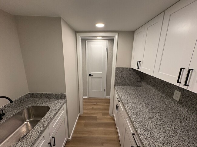 Building Photo - Newly Renovated 4 bed, 2.5 bath Townhome i...