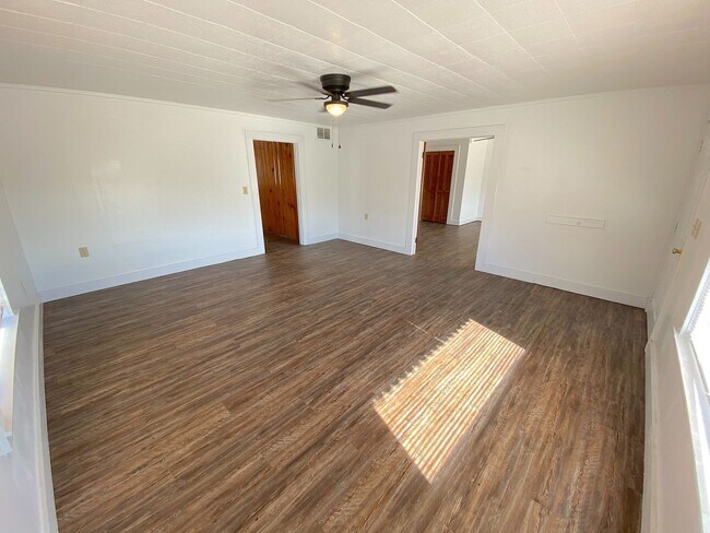 Building Photo - Northeast El Paso 3 bed with LOTS of livin...
