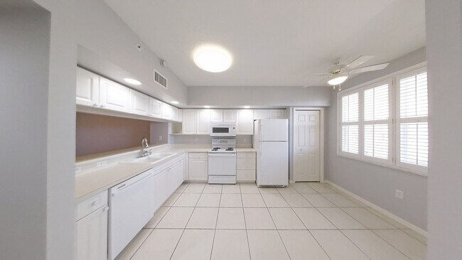 Foto del edificio - 1200 Country Club Dr