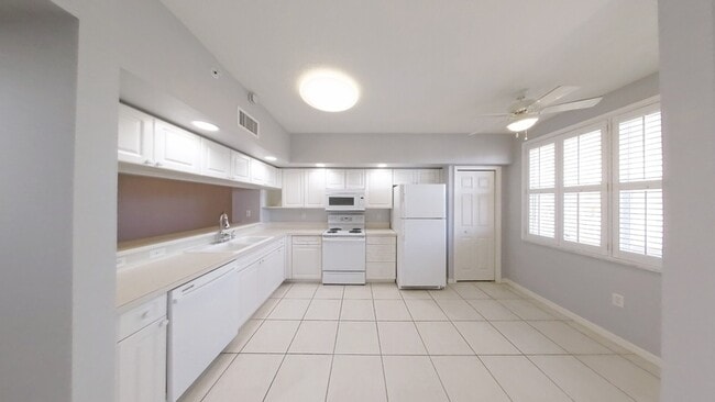 Building Photo - 1200 Country Club Dr