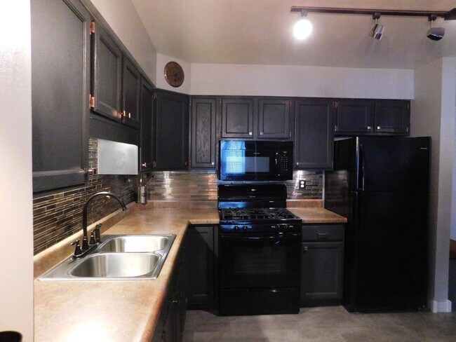 Foto del edificio - Charming 1BR Condo in Milwaukee