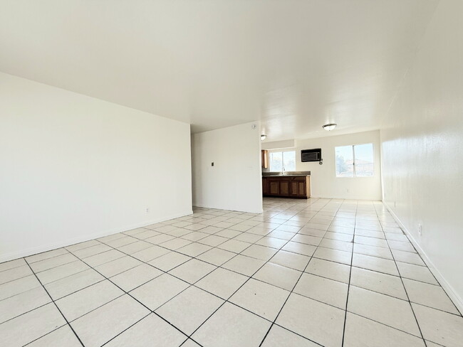 Building Photo - Bright & Spacious Upper Unit with 3 Bedroom, 2 Bath and assigned Parking space