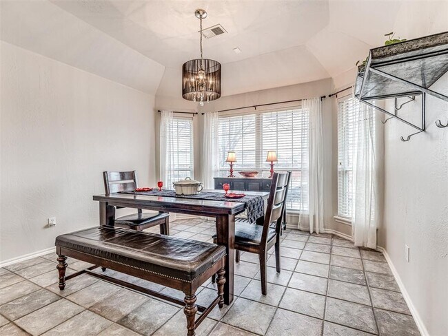 Foto del edificio - Gated 3 Bed 2 Bath 2 Car home of The Villa...