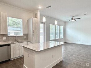 Building Photo - 3030 Greenbusch Rd