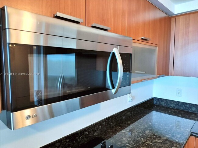Foto del edificio - 14951 Royal Oaks Ln
