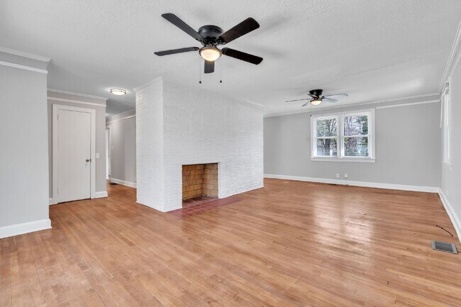 Building Photo - 3BR/2BA in Prime Taylors Location! Minutes From Everyday Conveniences! $1895/mo rent