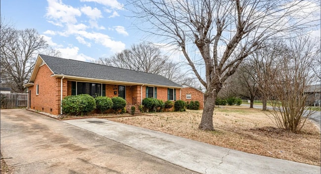 Building Photo - 4815 Carriage Dr Cir