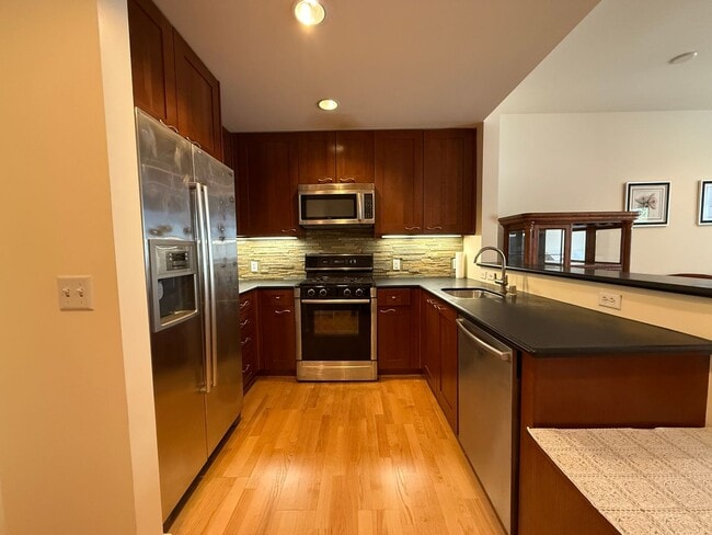 Building Photo - Modern Condo in the Heart of the City's Lo...